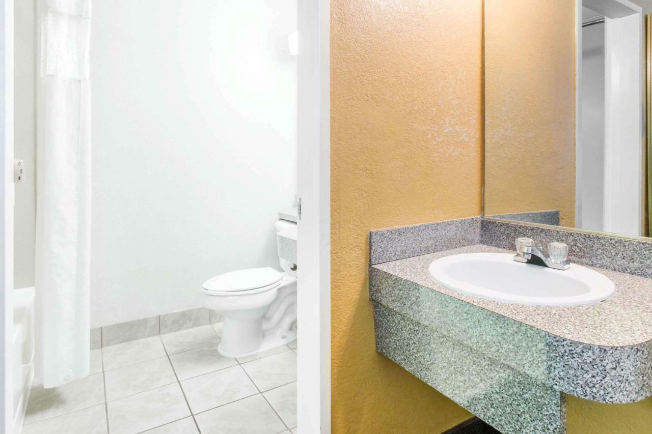 Howard Johnson By Wyndham Lake City Exteriér fotografie