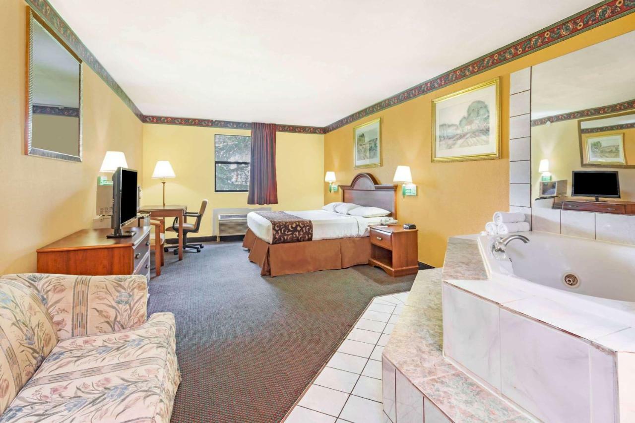 Howard Johnson By Wyndham Lake City Exteriér fotografie